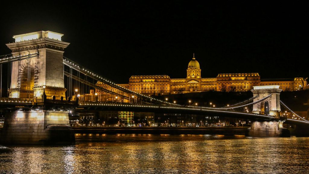 Széchenyi Chain Bridge and Buda Castle at night